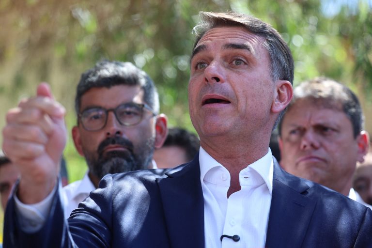 Imagem da notícia: Ausente nas discussões, Flávio Bolsonaro vota a favor do fim do 6×1