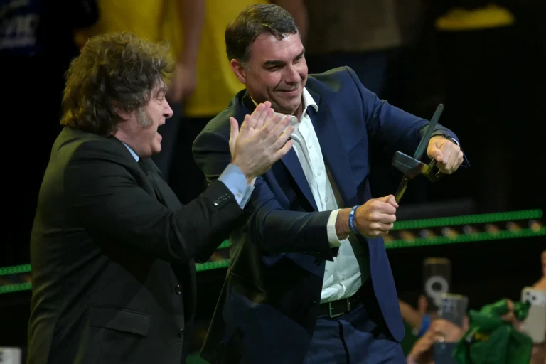 Imagem da notícia: Corte de R$ 200 bilhões proposto por Flávio Bolsonaro preocupa economistas