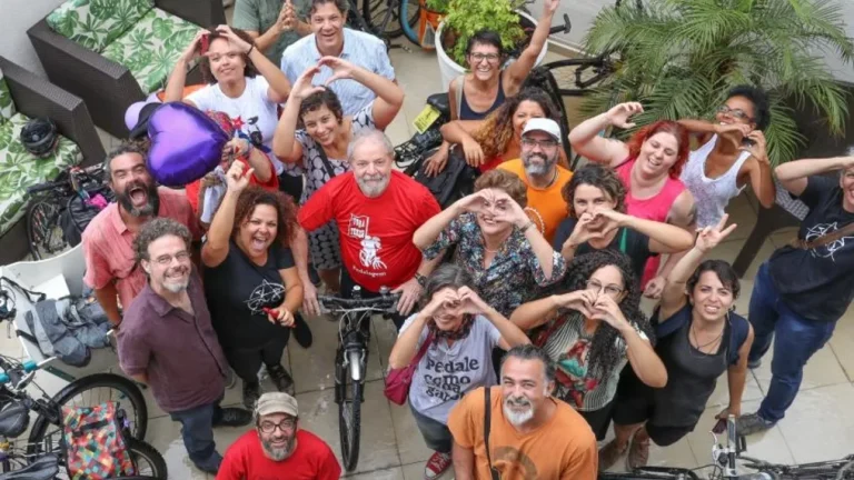 Imagem da notícia: Lula fecha campanha com pedalada no Recife e corpo a corpo em Olinda