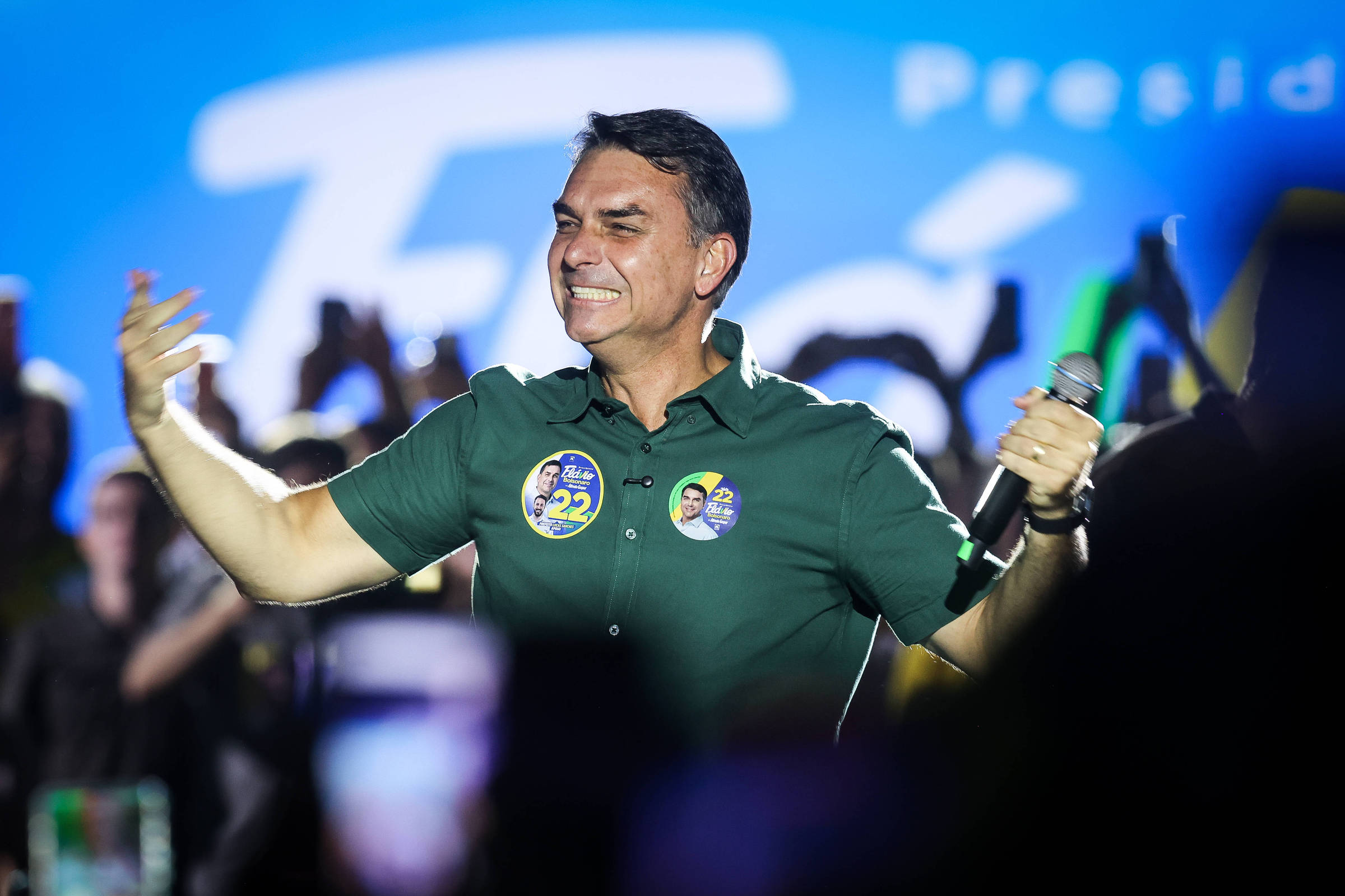Imagem da notícia: Flávio Bolsonaro repetiu narrativas do pai em momentos decisivos; relembre