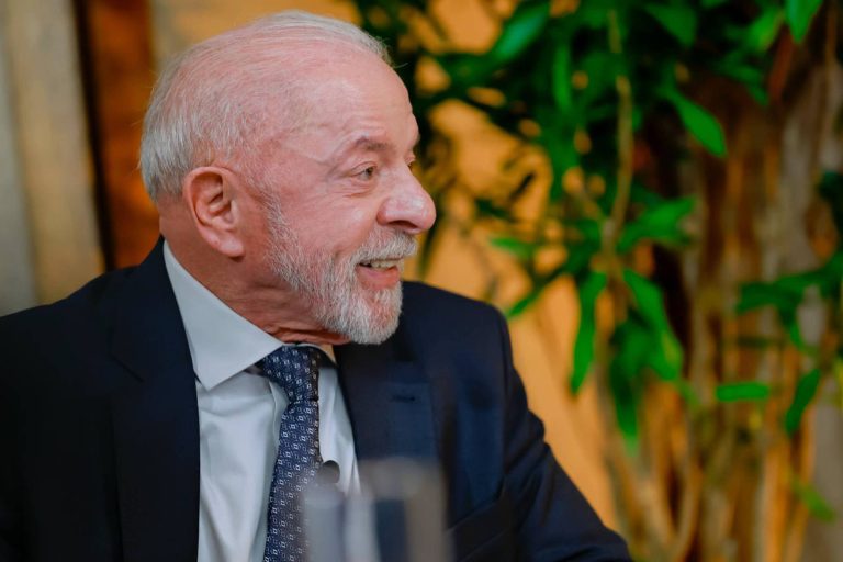 Imagem da notícia: Lula autoriza quebra de sigilos de Janja e filhos e desafia Flávio Bolsonaro a fazer o mesmo