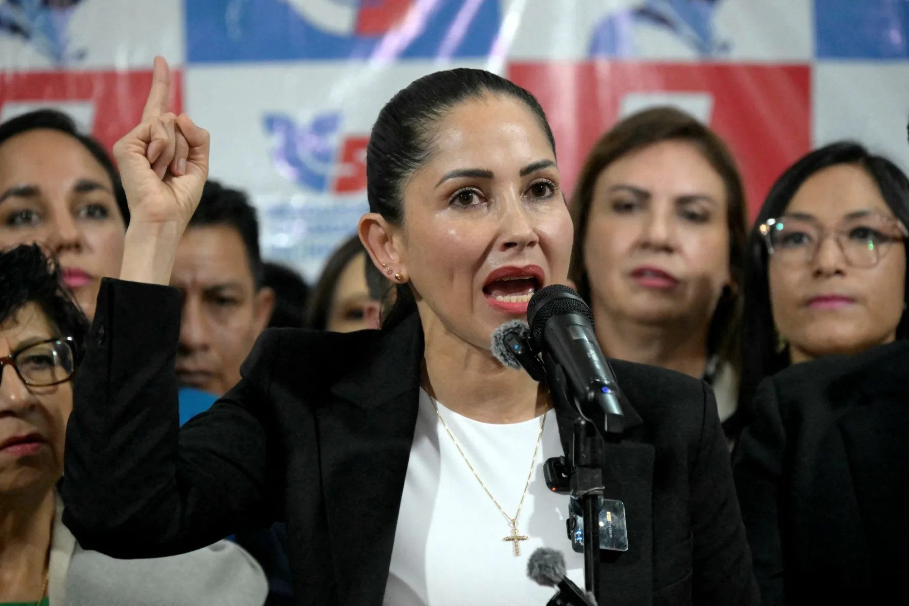 Imagem da notícia: Presas no Equador, Luisa González denuncia perseguição política contra oposição