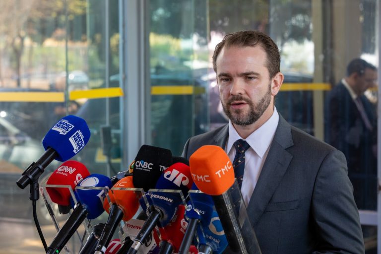 Imagem da notícia: Durigan rejeita corte de R$ 200 bilhões defendido por Flávio Bolsonaro