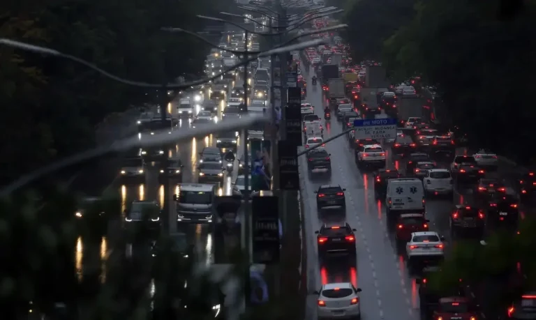 Imagem da notícia: Chuva forte alaga a capital e deixa um morto na zona norte