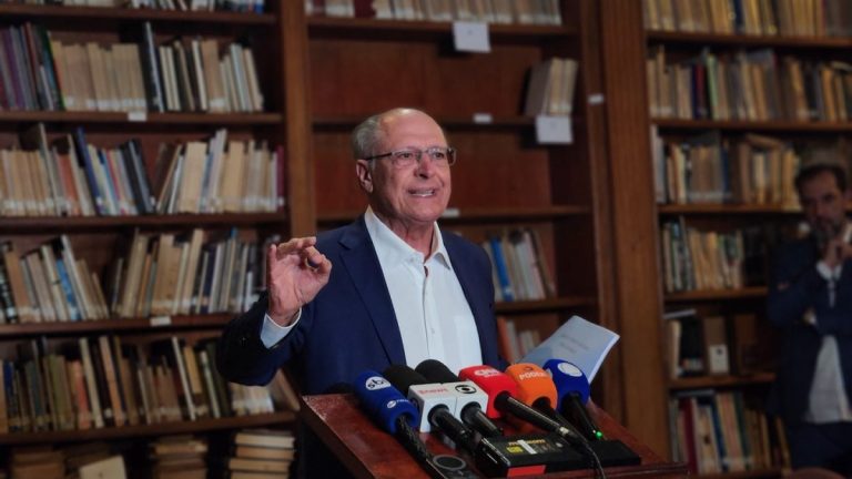 Imagem da notícia: Alckmin defende fim de sigilos para candidatos à Presidência da República