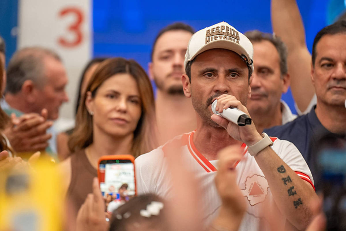 Imagem da notícia: Após recado de Lula, Cleitinho apoia Flávio Bolsonaro com discrição