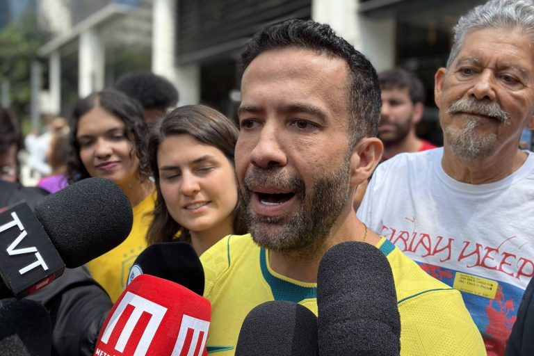 Imagem da notícia: Janones convoca ‘Exército do Lula’ para live de 24 horas após debate