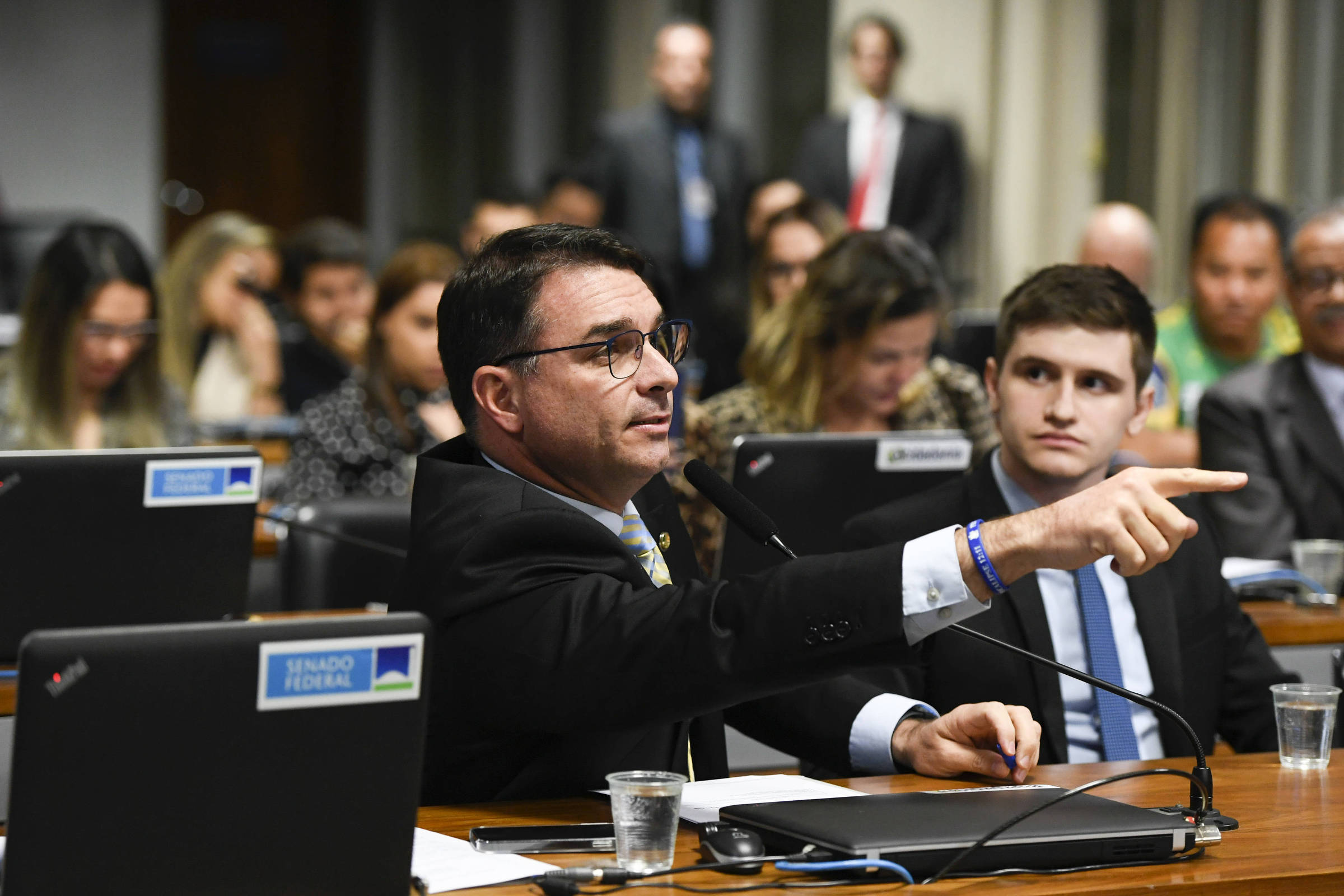 Imagem da notícia: Advocacia de Flávio Bolsonaro cresce no Senado com foco no STJ