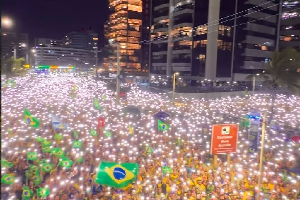 Imagem da notícia: Apoiadores de Flávio Bolsonaro realizam atos em Maceió e no Recife