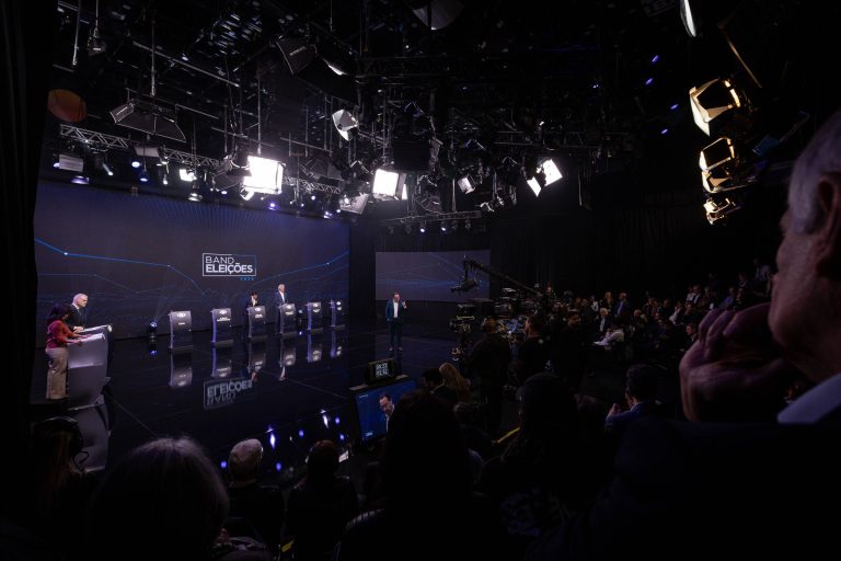 Imagem da notícia: Debate entre Lula e Flávio Bolsonaro na Band acontece neste domingo