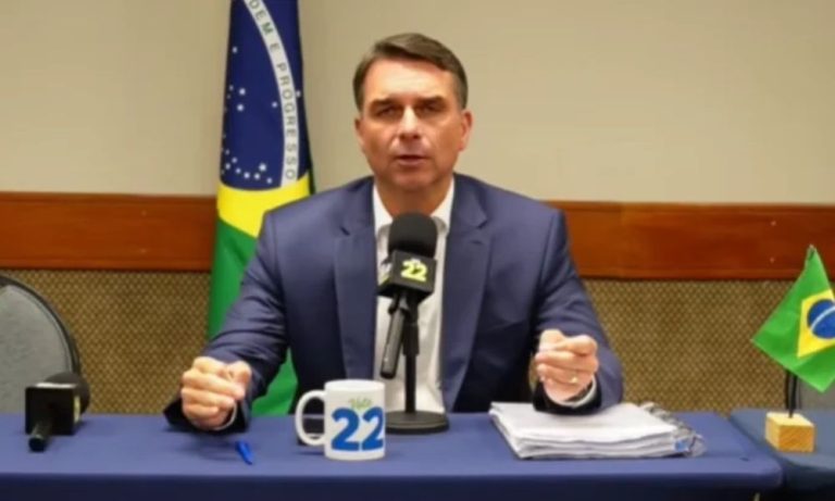 Imagem da notícia: Flávio Bolsonaro pede cassação de Lula por uso eleitoral da Rádio Nacional