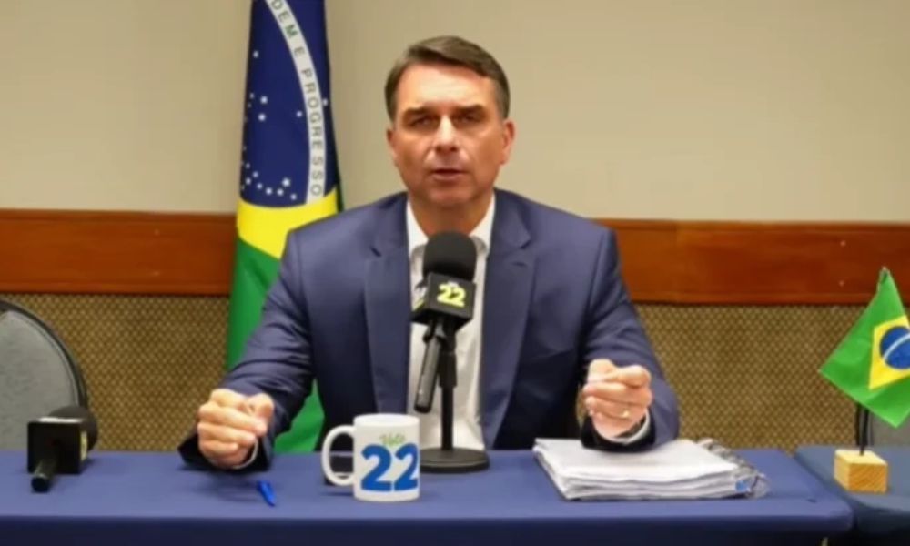 Imagem da notícia: Flávio Bolsonaro pede cassação de Lula por uso eleitoral da Rádio Nacional