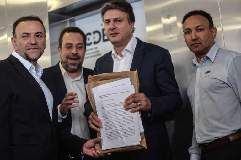 Imagem da notícia: Campanha de Lula recorre ao TSE e pressiona Flávio por sigilos