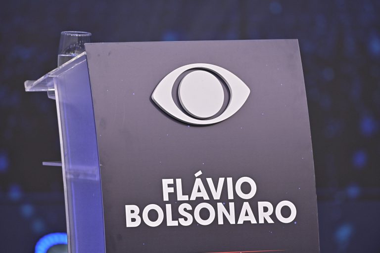 Imagem da notícia: Flávio Bolsonaro não vai a debate da Band; Lula confirma presença