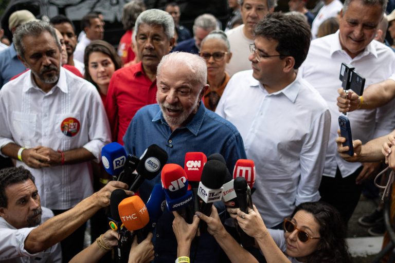 Imagem da notícia: Lula critica censura a canal de Janones e desconfia do TSE