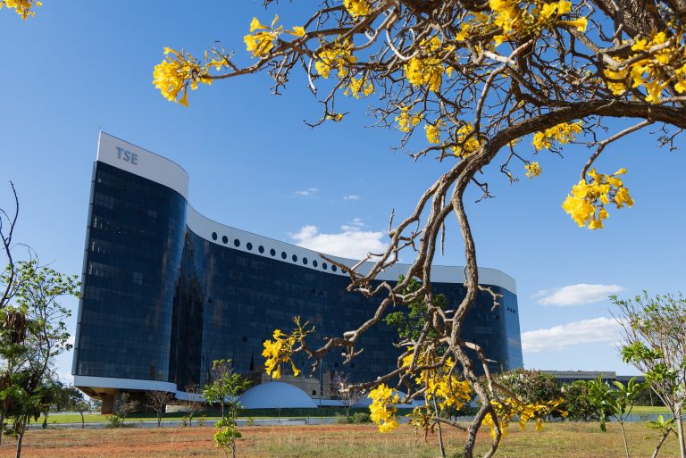 Imagem da notícia: TSE manda campanha de Flávio Bolsonaro apagar posts contra Lula e aplica multa de R$ 5 mil