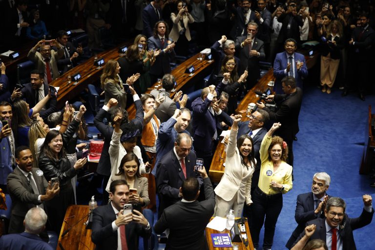 Imagem da notícia: Senado aprova fim da escala 6×1 em vitória para Lula