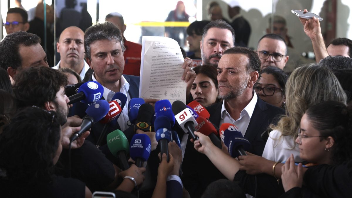 Imagem da notícia: Camilo Santana defende abertura de sigilos de Lula e Flávio Bolsonaro