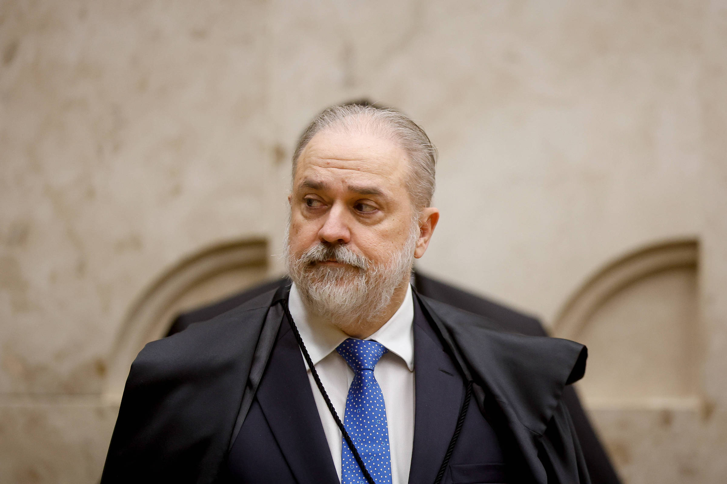 Imagem da notícia: Retorno de Aras e caso Gonet mantêm tensão no Ministério Público