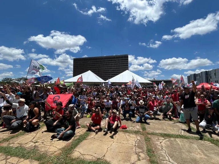 Imagem da notícia: Professores da rede pública do DF param atividades e protestam em Brasília