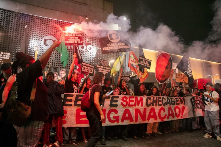 Imagem da notícia: Ato em frente à Globo exige checagem de fatos também na TV