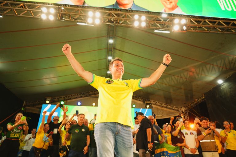 Imagem da notícia: Por que o mercado financeiro comemora possível vitória de Flávio Bolsonaro