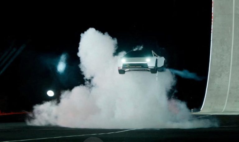 Imagem da notícia: Jornal chinês questiona se Musk busca carros voadores para fugir da concorrência