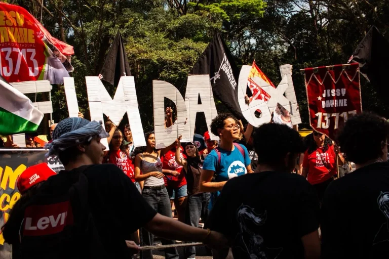 Imagem da notícia: Ruas, redes e Lula vão acabar com a escala 6×1, diz deputado