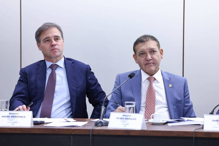Imagem da notícia: Relatora da ONU critica bloqueio de canais de WhatsApp em eleição