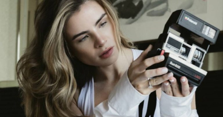 Imagem da notícia: Giulia Be planeja carreira internacional após casamento com Conor Kennedy