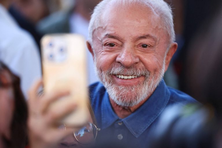Imagem da notícia: Lula admite a aliados que se rendeu ao celular e promete usar o aparelho em novo mandato