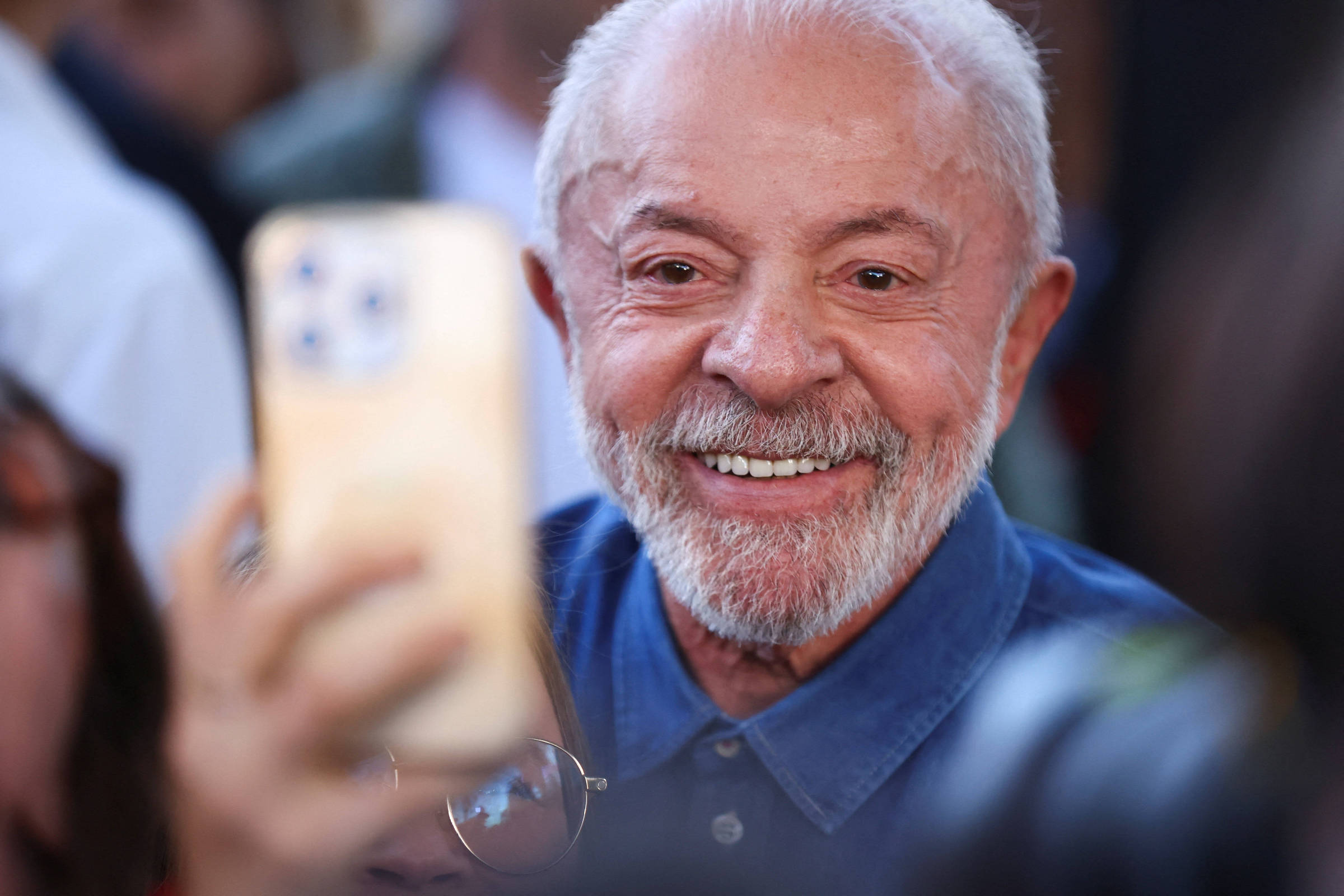 Imagem da notícia: Lula admite a aliados que se rendeu ao celular e promete usar o aparelho em novo mandato