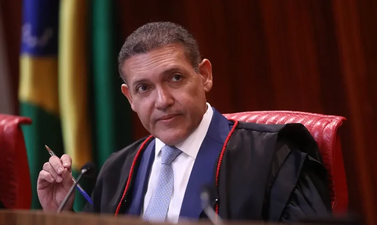 Imagem da notícia: A pedido de Flávio, TSE suspende jornal de sindicato petroleiro