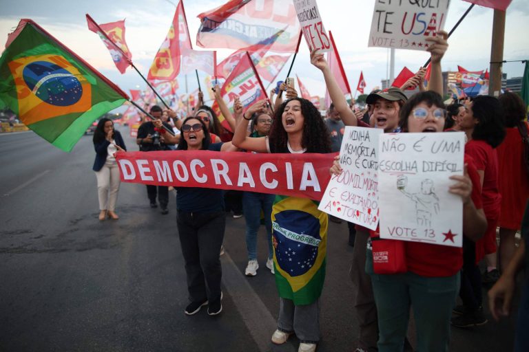 Imagem da notícia: Atos pela reeleição de Lula mobilizam apoiadores em 11 capitais