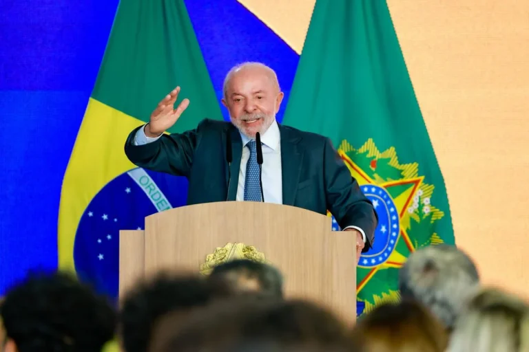 Imagem da notícia: Lula comemora aprovação do fim da escala 6×1 no Senado