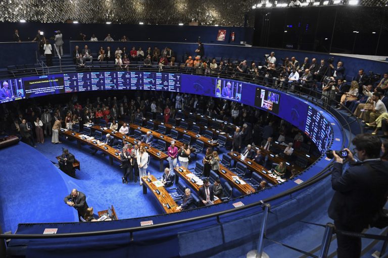 Imagem da notícia: Senado aprova fim da escala 6×1 com 75 votos a favor