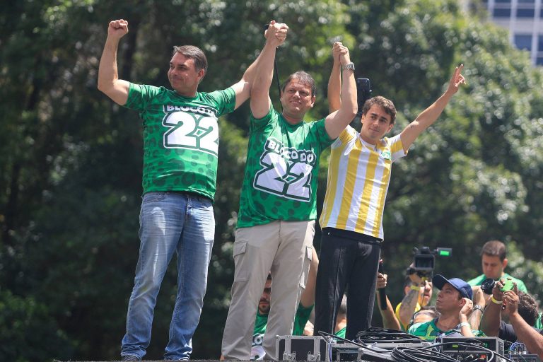 Imagem da notícia: Flávio Bolsonaro aposta no Sudeste e no debate da Globo na reta final
