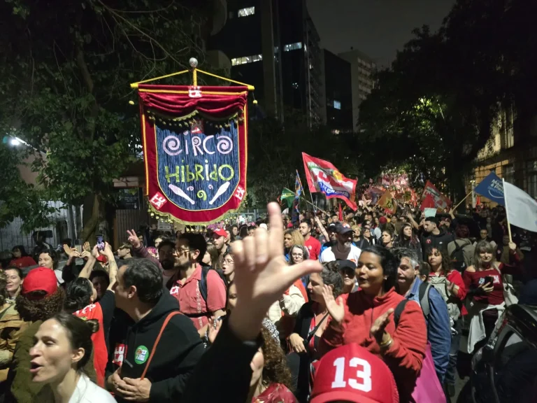 Imagem da notícia: Maré vermelha reúne mais de 50 mil pessoas em Porto Alegre