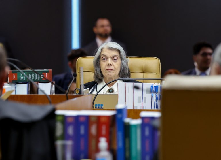 Imagem da notícia: Cármen Lúcia nega transporte interestadual gratuito pedido pela campanha de Lula