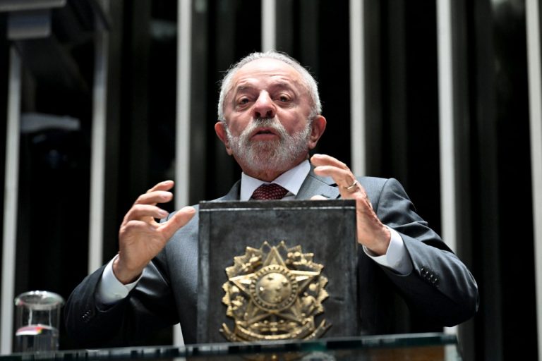 Imagem da notícia: Campanha de Lula aciona TSE para derrubar candidatura de Flávio Bolsonaro