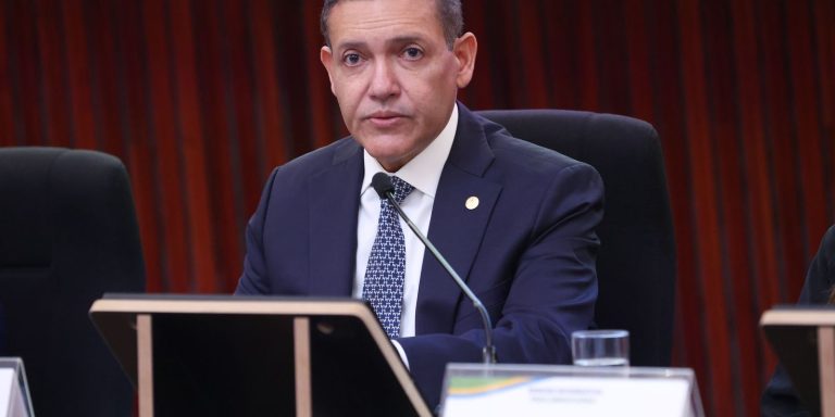 Imagem da notícia: Nunes Marques determina suspensão de postagens ilegais contra campanha de Lula