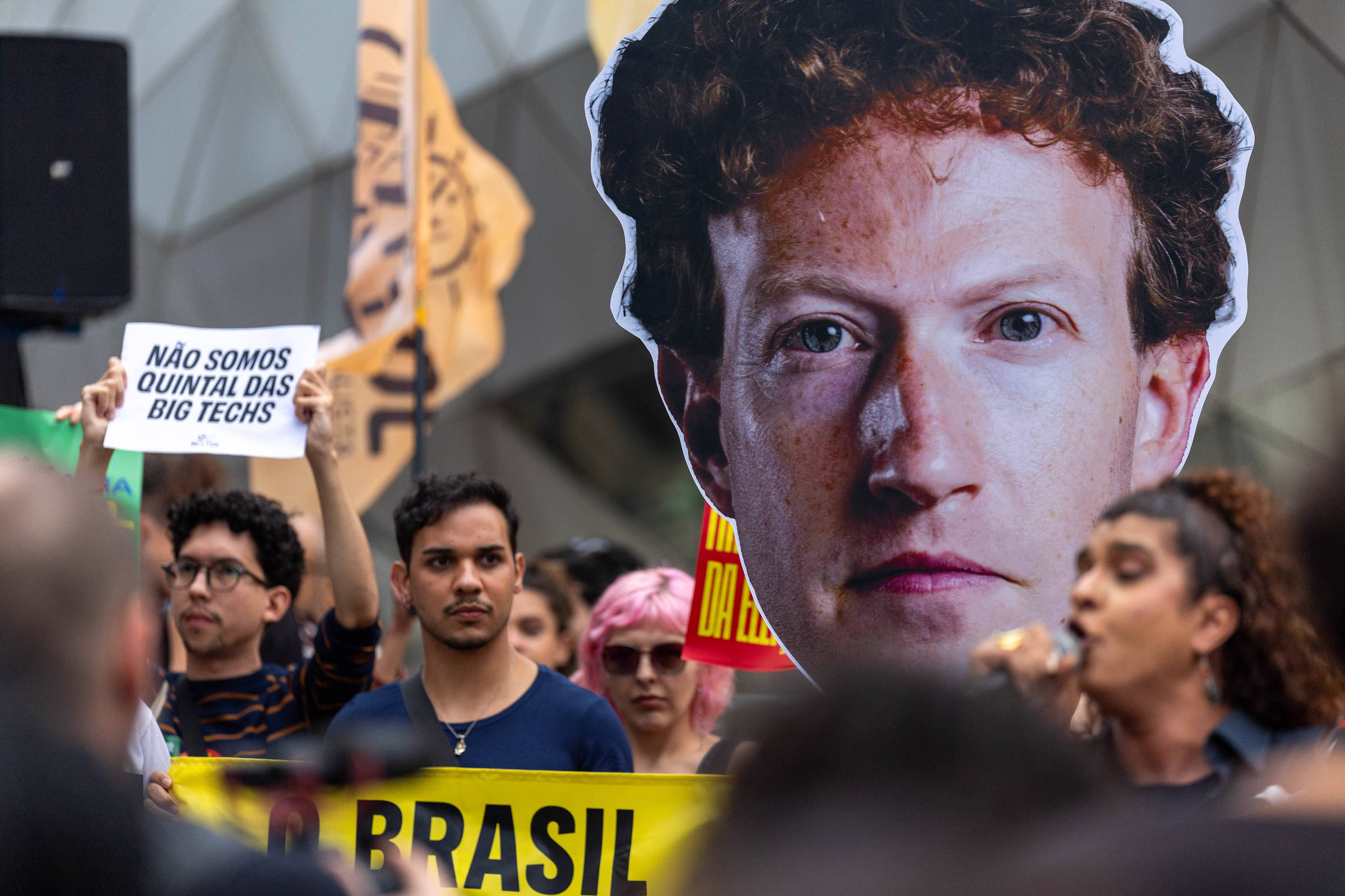 Imagem da notícia: Sanders e deputados dos EUA pressionam Zuckerberg por explicações sobre eleição no Brasil