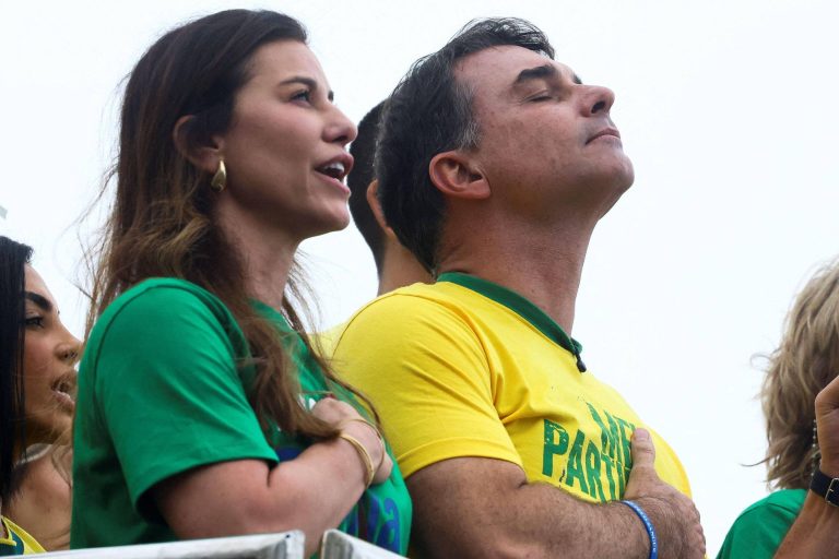 Imagem da notícia: Flávio Bolsonaro cancela live e equipe aponta aniversário da esposa