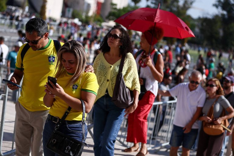 Imagem da notícia: Distância das urnas derruba comparecimento de eleitores brasileiros no exterior