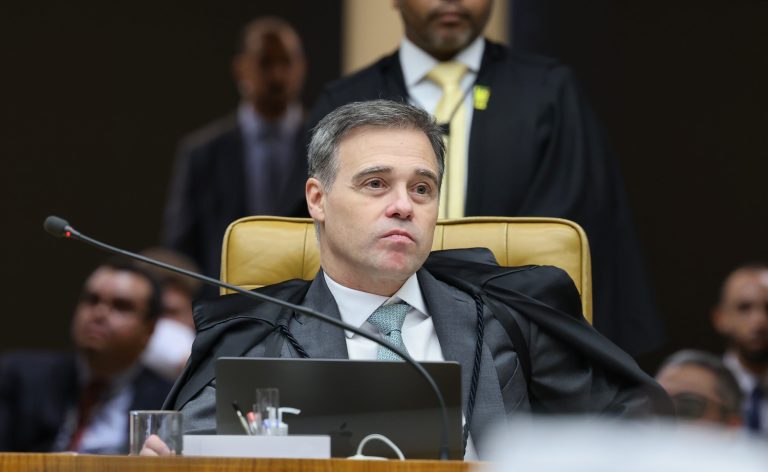 Imagem da notícia: Mendonça nega pedido do PT e mantém publicação do PL sobre Lula