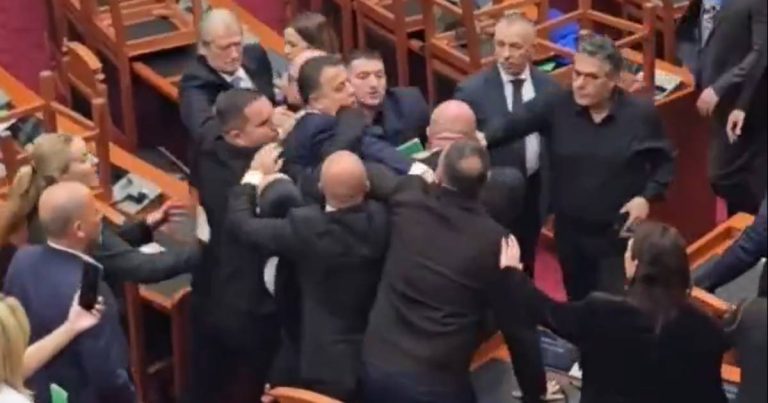 Imagem da notícia: Parlamento da Albânia vira briga com tapas e empurrões entre deputados