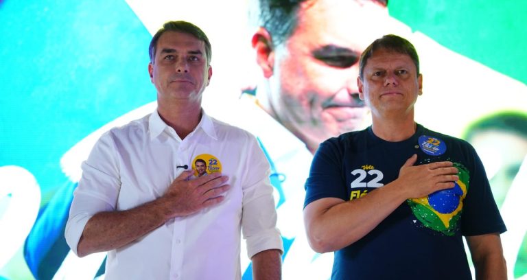 Imagem da notícia: Tarcísio orienta Flávio Bolsonaro: ‘ser ele mesmo’ no debate da Globo