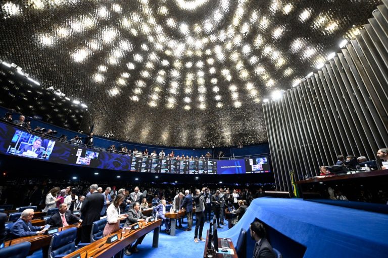 Imagem da notícia: Senado inicia votação da PEC 6×1 com plenário quase vazio