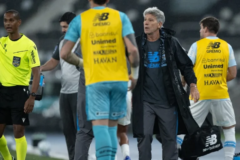 Imagem da notícia: Torcedores do Grêmio criticam fala de Renato Gaúcho e propaganda no clube