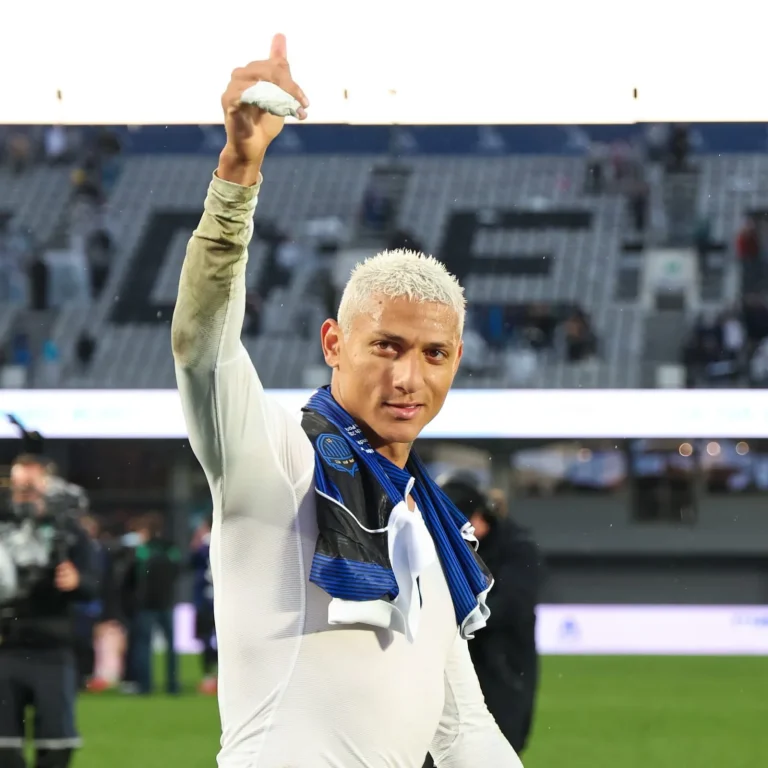 Imagem da notícia: Richarlison volta a divulgar vídeos em disputa por mansão em ilha de Angra